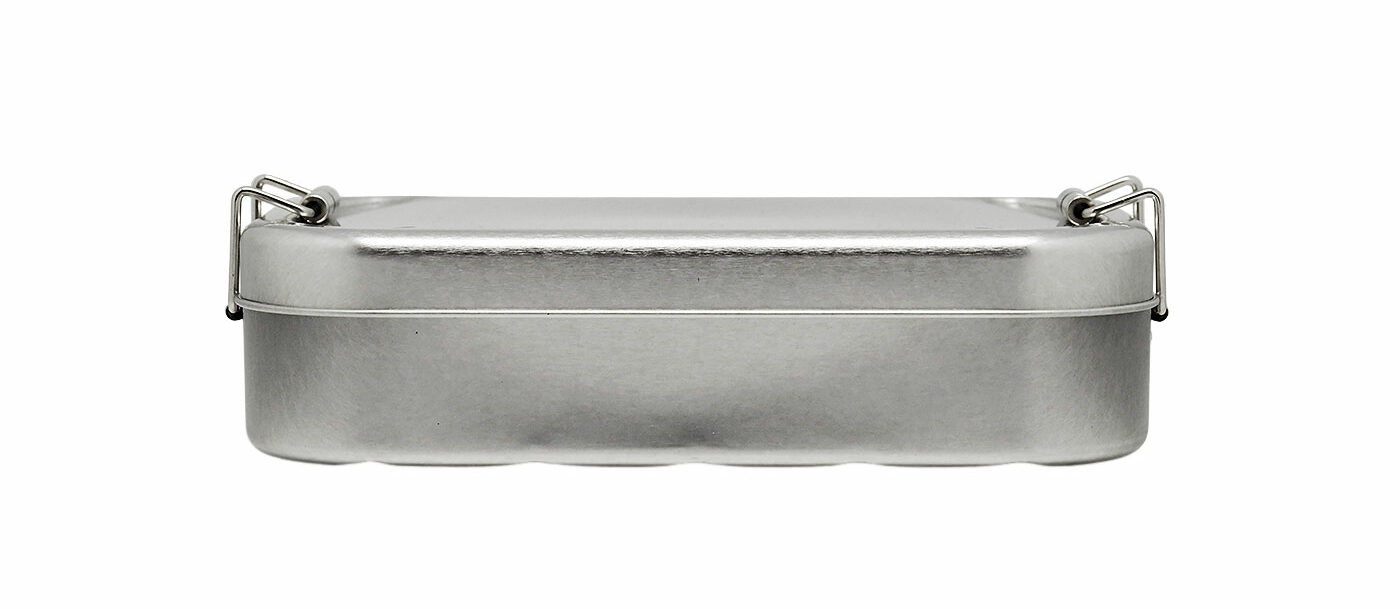 Lunchbox LB SILVER • 700 ml komplett aus Weißblech mit Bügelverschluss. Ansicht Längsseite.